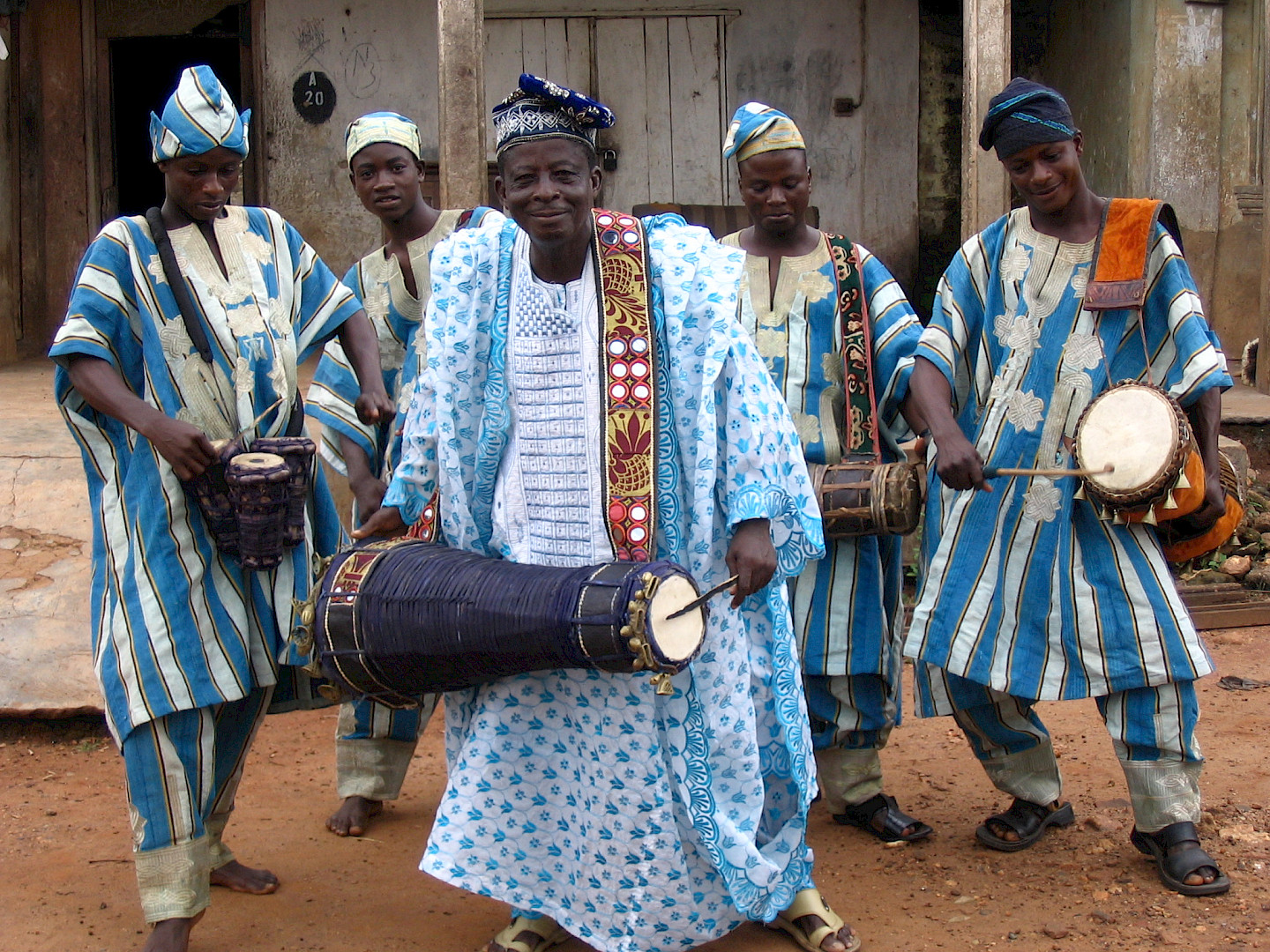 Mit Trommeln sprechen. Westafrikanische percussion skills im globalen Gespräch