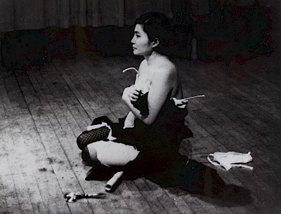 Yoko Ono, Cut Piece, 1964/65, Performance Carnegie Recital Hall, New York City, 21. März 1965, Foto: Minory Niizuma, © Yoko Ono