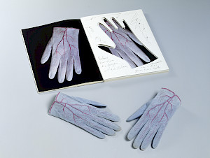Meret Oppenheim, Glove, 1985 Parkett-Ed. Nr. 4, Kunsthaus Zürich, Geschenk von Ursula Hauser, 2004 © 2022, ProLitteris, Zurich