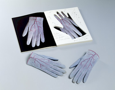 Meret Oppenheim, Glove, 1985 Parkett-Ed. Nr. 4, Kunsthaus Zürich, Geschenk von Ursula Hauser, 2004 © 2022, ProLitteris, Zurich
