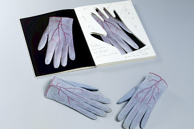Meret Oppenheim, Glove, 1985 Parkett-Ed. Nr. 4, Kunsthaus Zürich, Geschenk von Ursula Hauser, 2004 © 2022, ProLitteris, Zurich