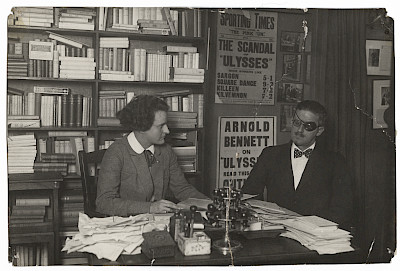 «Ulysses»-Verlegerin Sylvia Beach und James Joyce ind Beaches Buchhandlung «Shakespeare and Company», 1922 | Image courtesy the Poetry Collection of the University Libraries, University at Buffalo, The State University of New York