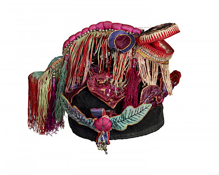Kinder-Kopfbedeckung für Festtage mit Drachenaufsatz
Fotografie: Kathrin Leuenberger 2021, Völkerkundemuseum der Universität Zürich.