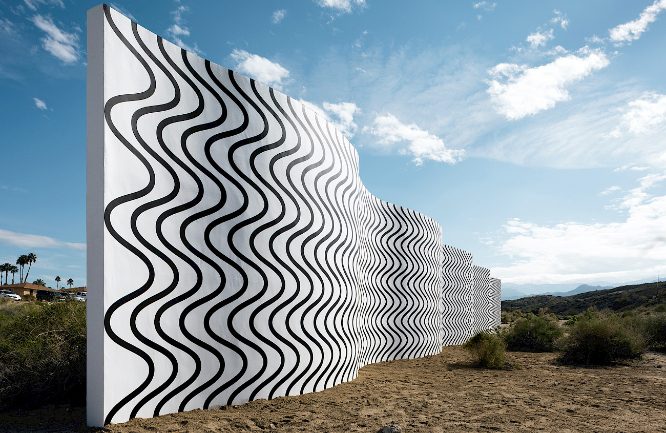 Aus «Geometrische Opulenz»: Claudia Comte, Curves and Zigzags, 2017, Acrylwandmalerei auf einer doppelseitigen Wand, 3 x 30 m, Homme-Adams Park, Palm Desert, Kalifornien. © Lance Gerber