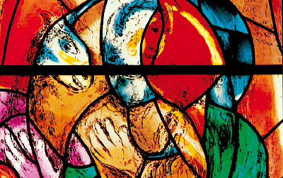 Glasfenster von Marc Chagall in Zusammenarbeit mit Charles Marq: Prophetenfenster (Detail), 1970.