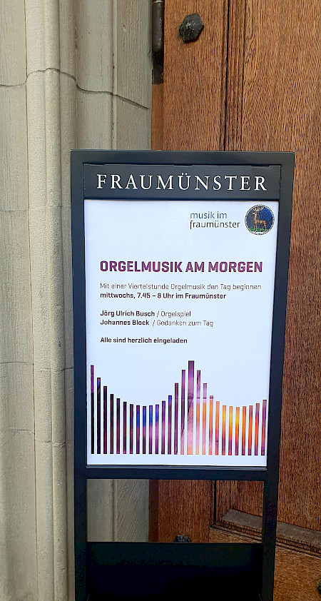 Wöchentlich findet im Fraumünster ein kurzes, morgendliches Orgelkonzert statt.