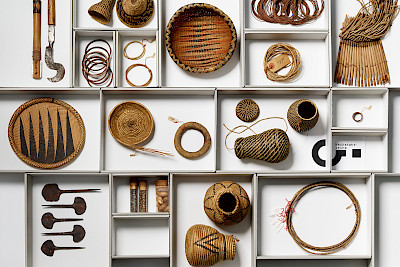 Objekte aus der Sammlung von Ellen und Hans Paasche im Völkerkundemuseum der Universität Zürich. Foto: Kathrin Leuenberger, 2022.