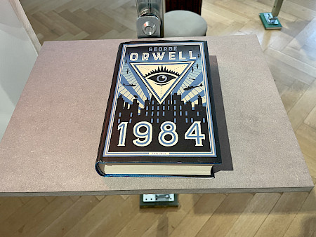 George Orwells dystopischer Roman «1984» aus dem Jahr 1949 wird ab seinem Erscheinen in zahlreichen Ländern verboten, darunter Russland, die DDR und China.