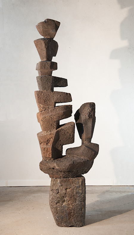 Morice Lipsi, complexe en élévation, 1965
Lava, 257 x 84 x 49 cm