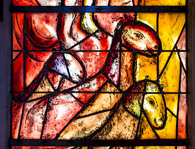 Glasfenster+von+Marc+Chagall+in+Zusammenarbeit+mit+Charles+Marq%3a+Prophetenfenster%2c+1970+%c2%a9+Glasfenster+von+Marc+Chagall+in+Zusammenarbeit+mit+Charles+Marq+%2f+2022%2c+ProLitteris%2c+Z%c3%bcrich%3b+Foto+Orell+F%c3%bcssli