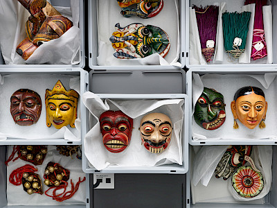 Objekte aus der Ausstellung «Maskenspiel?»Foto: Kathrin Leuenberger, 2023