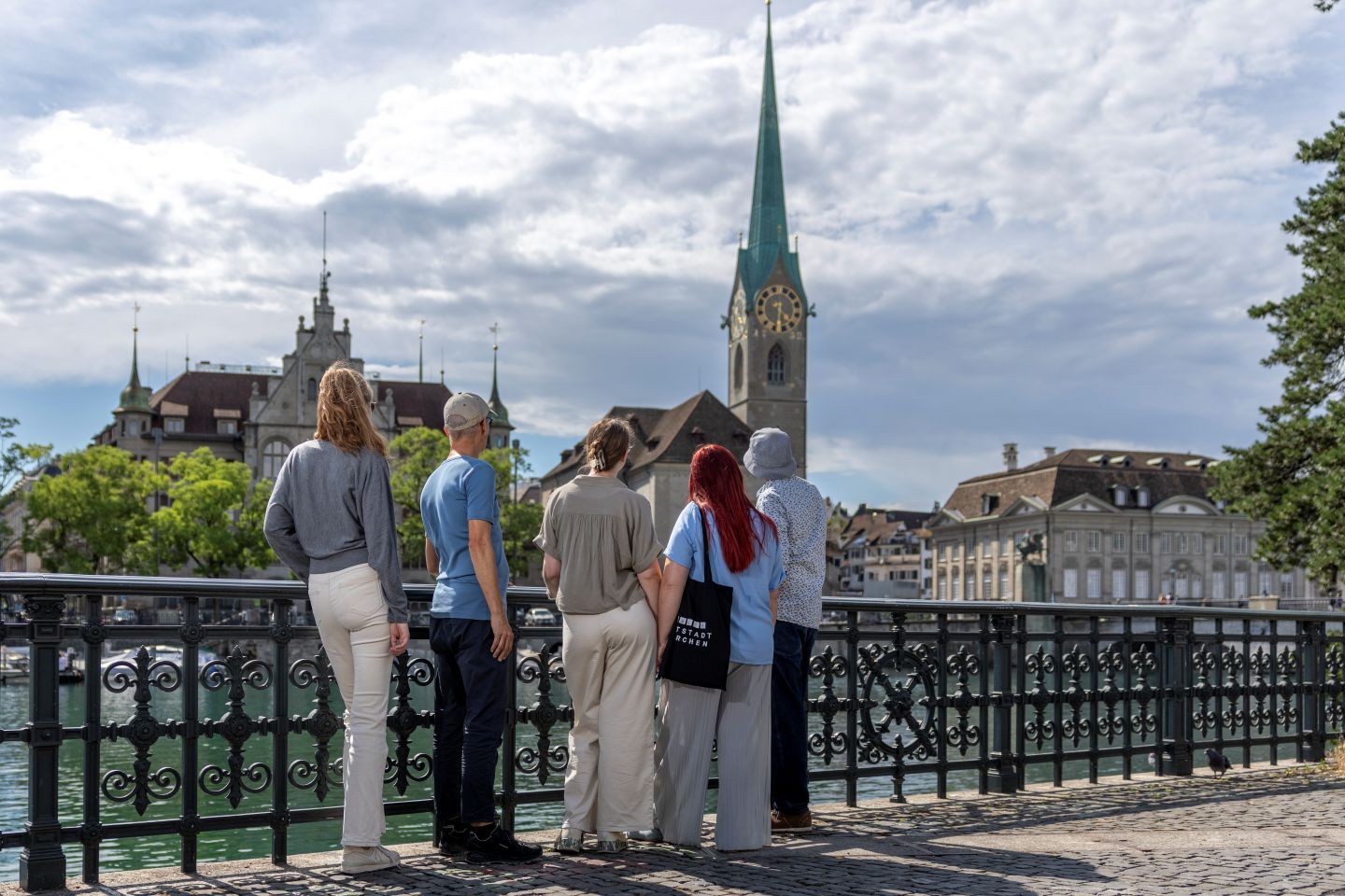 Das+Fraum%c3%bcnster+vom+Limmatquai+aus+gesehen.+%c2%a9+Christian+Merz