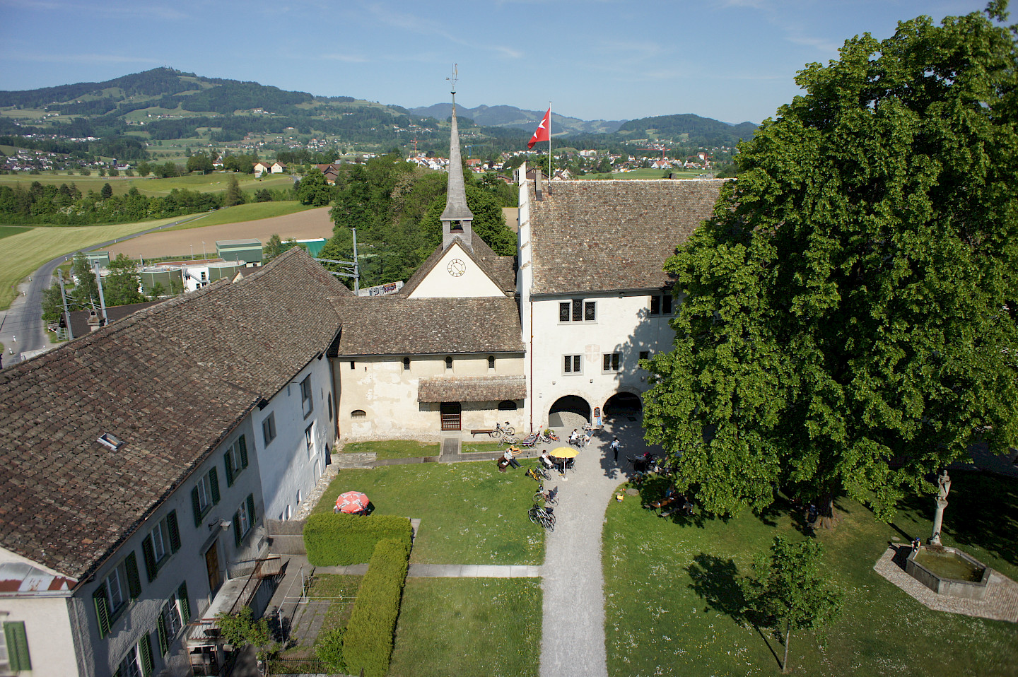 THEATER IM HOF - WIDERSTAND I DE WYDE