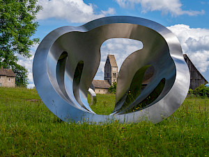 Carlo Borer, Transformer. Die Skulptur aus Metall verbindet technische Präzision mit einer dynamischen Formensprache.