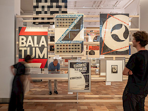 Ausstellung+Avantgarde+%e2%80%93+Grafikdesign+im+Aufbruch+im+Museum+f%c3%bcr+Gestaltung+Z%c3%bcrich%2c+3.+September+2026+%e2%80%93+21.+Februar+2027%2c+Foto%3a+Umberto+Romito+%26+Ivan+%c5%a0uta%2c+Museum+f%c3%bcr+Gestal-tung+Z%c3%bcrich%2fZHdK