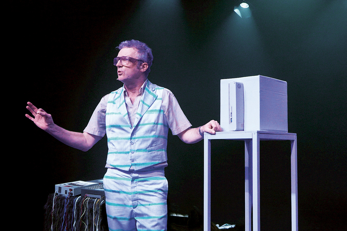 Andres Lutz, *Dr Lüdi Sings to the Machine*