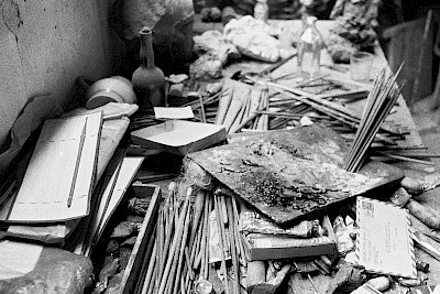 Alberto Giacomettis Arbeitstisch im Pariser Atelier, 1964 © Succession Alberto Giacometti / 2026, ProLitteris, Zurich für alle Werke von Alberto Giacometti / Foto: © 2026 Stiftung Ernst Scheidegger-Archiv, Zürich.