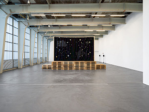 Ausstellungsansicht%2c+Caspar+Heinemann%2c+Tempting+Fate%2c+Kunsthalle+Z%c3%bcrich+2026.+Foto%3a+Cedric+Mussano.+Courtesy+der+K%c3%bcnstler+und+Cabinet+Gallery%2c+London.