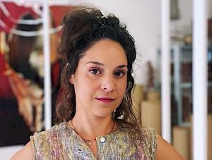 Porträt, Kyra Tabea Balderer im Atelier, 2024 © Kyra Tabea Balderer. Foto: Carolin Jüngst