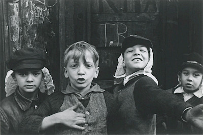 Helen Levitt, New York, c.1940 © Film Documents LLC, courtesy Zander Galerie, Cologne