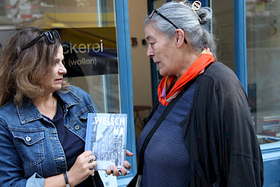 A guided tour of Zurich’s Old Town with Barbara Streiff and a reading by Gabriela Kasperski from *Weisch na*