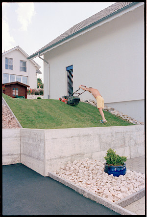 Andri Pol, Rasenmäher in Neuendorf, Schweiz, 2005, © Andri Pol / Fotostiftung Schweiz