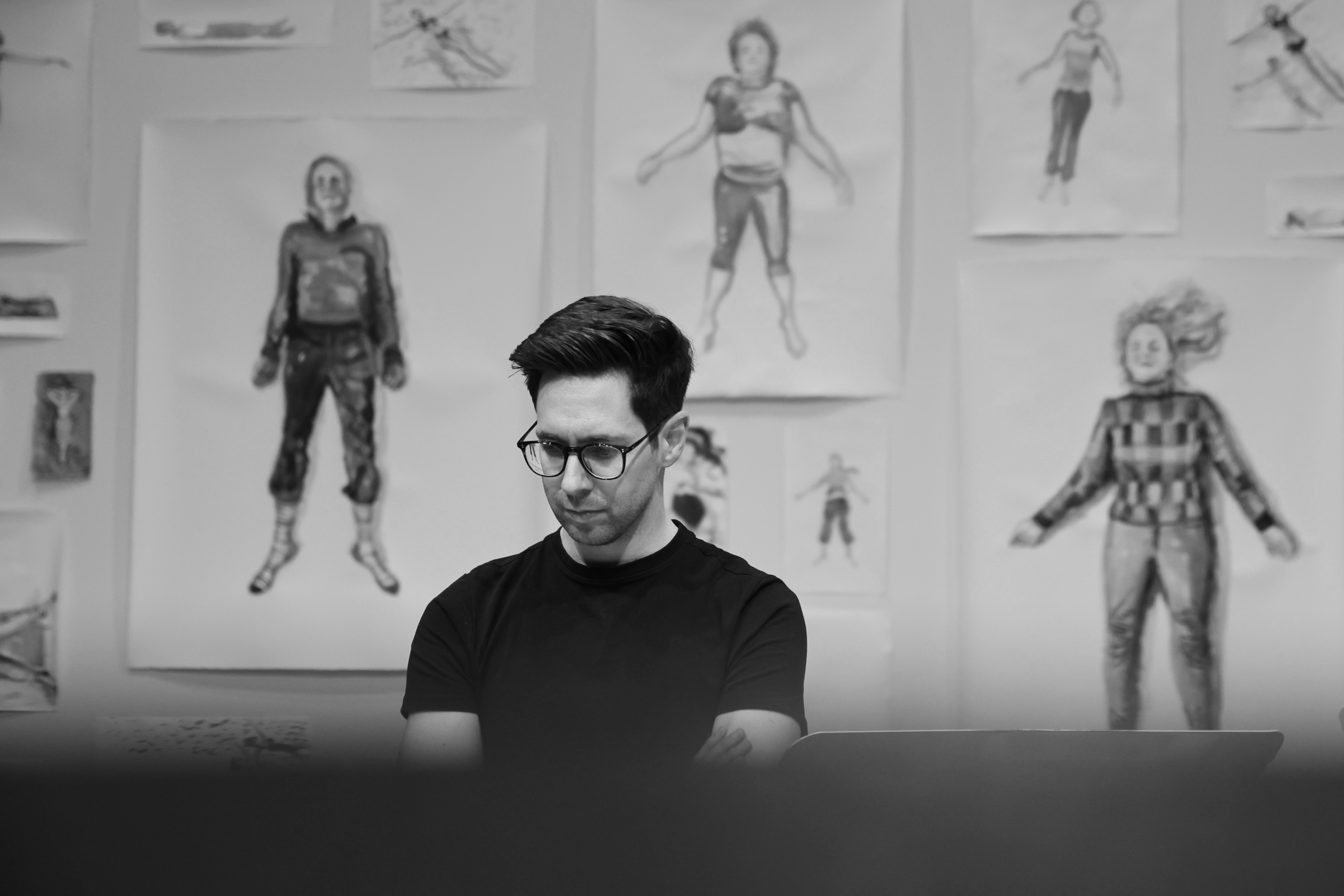 Kantor Marco Amherd. Im Hintergrund: Auch bildende Kunst spielt hier eine Rolle («Entspannte Frauen» von Isabelle Krieg) Foto © Elias Conrad