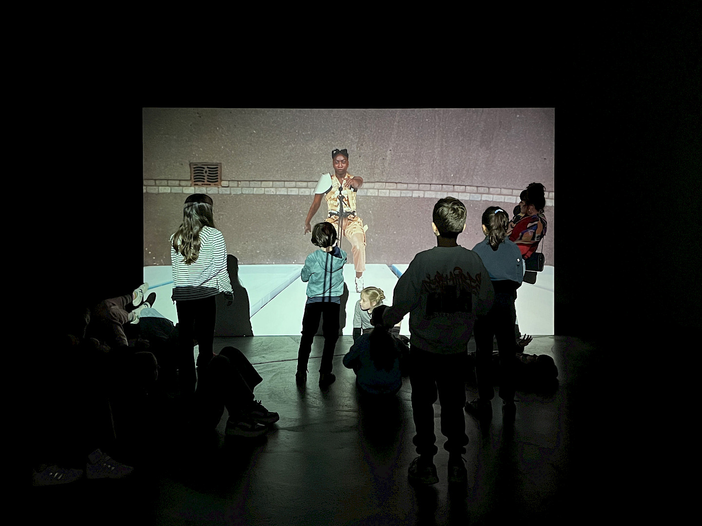 Ayo+Akingbade%2c+Crossing%2c+Ausstellungsansicht%2c+Kunsthalle+Z%c3%bcrich%2c+2026.+Foto%3a+Studio+Kunsthalle+Z%c3%bcrich