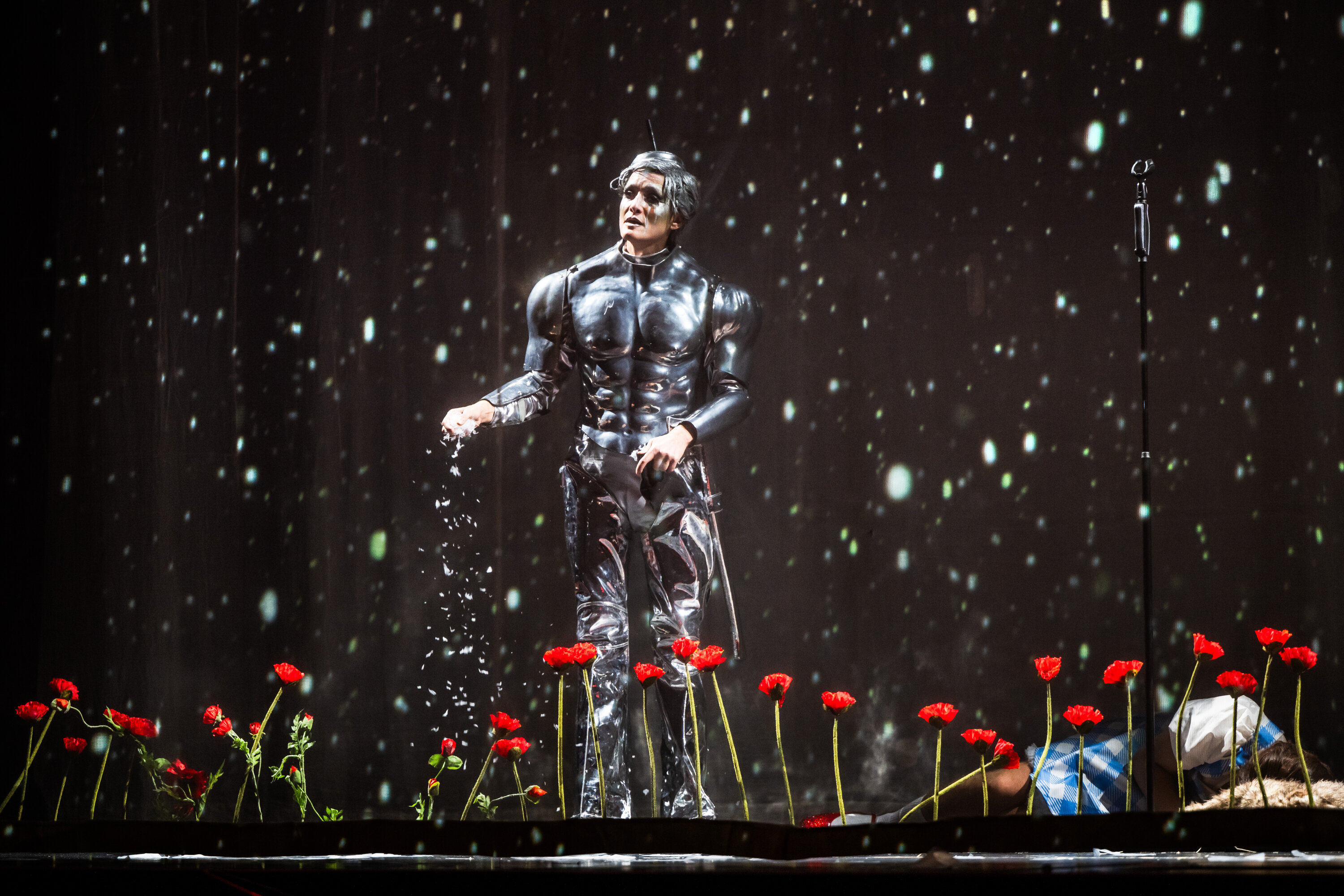 Der Blechmann (Lena Schwarz) im Schlafmittelfeld, berieselt von Asbest-Schnee. Foto © Toni Suter | T+T Fotografie